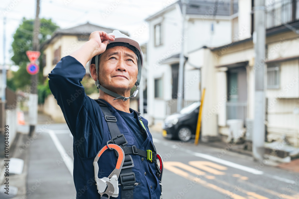 Poster 作業員、工事、現場、道路、建築、インフラ、保守、住宅、男性、日本人、職人、大工、仕事、職業、修理、修繕、復旧、復興、防災、災害、配管、ヘルメット、安全、危険、下請け、親方、中小企業、ベテラン、シニア、人材、シルバー、作業服、エンジニア、技師、技能職、フルハーネス、消防、レスキュー隊、シリアス、住宅街、電力、会社、施工、業者、建設、工務店、電気、プロフェッショナル、働く、人物
