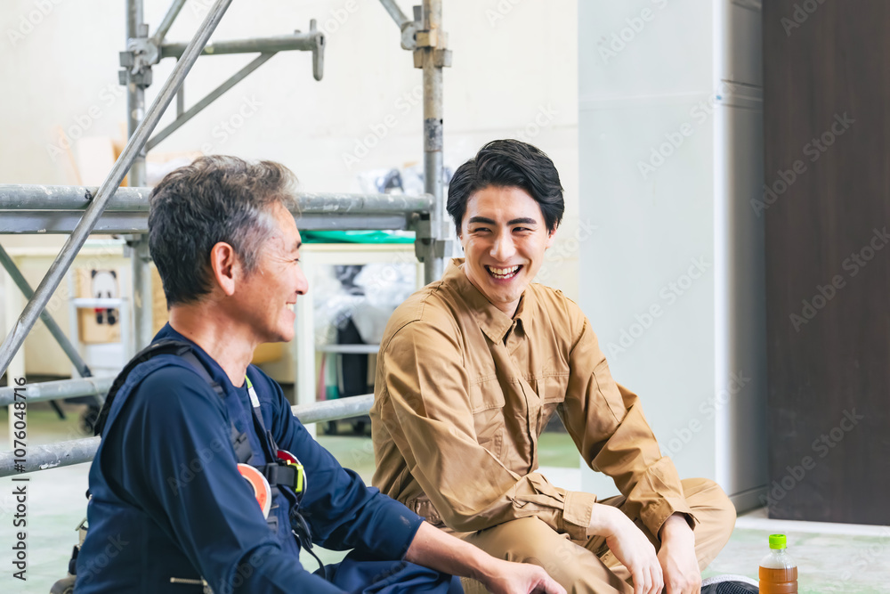 Aufkleber 作業員、休憩、仕事、業者、施工、工事、建築、現場、大工、職人、エンジニア、談笑、会話、昼休み、笑顔、親方、棟梁、改装、リフォーム、内装、塗装、労働者、肉体労働、シニア、世代、笑う、楽しい、やりがい、ポジティブ、充実、リラックス、満足、職場、足場、解体、インフラ、建設、工場、アルバイト、スポットワーク、スキマバイト、日雇い、労働、作業服、下請け、社員、人材、雇用、鳶職、人物