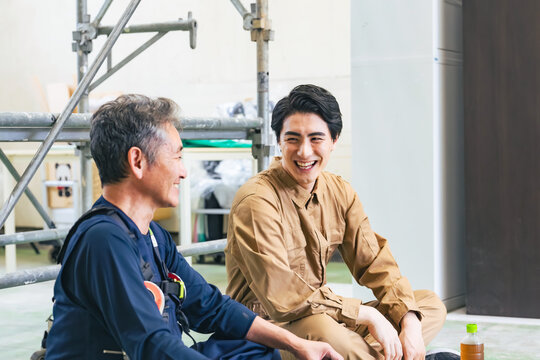 作業員、休憩、仕事、業者、施工、工事、建築、現場、大工、職人、エンジニア、談笑、会話、昼休み、笑顔、親方、棟梁、改装、リフォーム、内装、塗装、労働者、肉体労働、シニア、世代、笑う、楽しい、やりがい、ポジティブ、充実、リラックス、満足、職場、足場、解体、インフラ、建設、工場、アルバイト、スポットワーク、スキマバイト、日雇い、労働、作業服、下請け、社員、人材、雇用、鳶職、人物