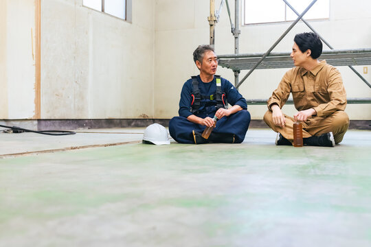 工事、現場、建築、休憩、会話、職人、大工、作業員、相談、雑談、仕事、麦茶、水分補給、改装、建設、足場、作業服、ニッカポッカ、昼休み、労働基準法、休憩時間、スケジュール、作業、仲間、チームワーク、施工、管理、労災、労働災害、熱中症予防、床、塗装、業者、下請け、職場、労働者、解体、リフォーム、内装、佐官、鳶、親方、棟梁、アルバイト、スポットワーク、スキマバイト、肉体労働、安全、職業、人物