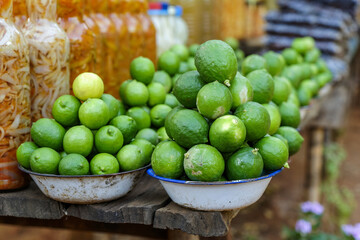 Citrons verts sur un marché 