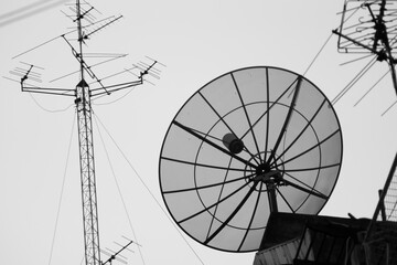 Obraz premium Silhouette of Satellite dish and Television antenna against the sky black and white scene for Science and Technology concept 