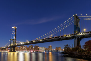 Fototapeta premium A panoramic sunset view of the Manhattan Bridge stretching towards Manhattan
