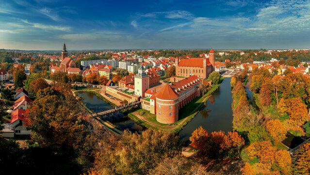 Lidzbark Warmiński- Zamek Biskup&oacute;w Warmińskich wraz z przedzamczem, bastionem i basztą. Hotel Krasicki.	