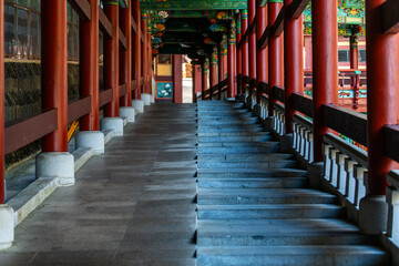 Obraz premium the interior of a corridor in the Buddhist temple