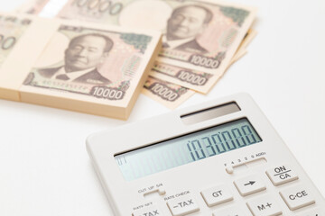 白背景に103万円と電卓
