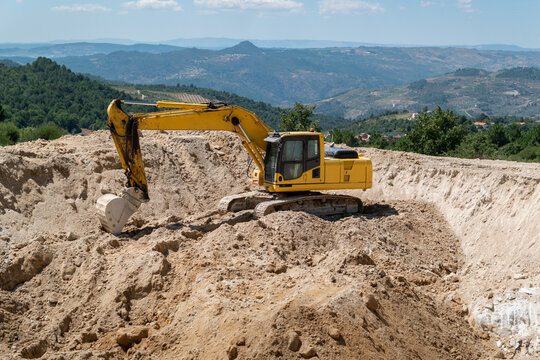 Escavadeira de esteiras a trabalhar na constru&ccedil;&atilde;o de uma barragem para armazenamento de &aacute;gua para rega agr&iacute;cola