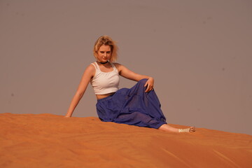 Fototapeta premium woman in dress on the desert