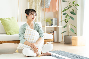 リビングでくつろぐ若い女性