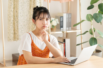 パソコンで悩む若い女性