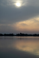 Obraz premium Calm sunset over a serene lake reflects the sky, symbolizing tranquility and mindfulness during Labor Day weekend