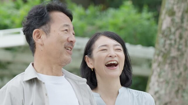 笑顔のミドル夫婦