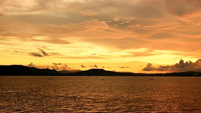 Latar belakang awan dramatis saat matahari terbenam