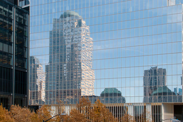 Reflejo de rascacielos del Brookfield Place en la fachada del Four World Trade Center. Paisaje urbano en el distrito financiero de Nueva York. Otoño de 2019.