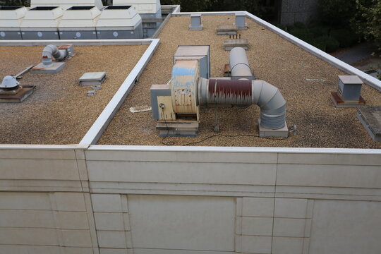 Tuyauterie de traitement d'air et ventilation sur un toit