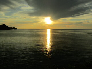 熊本県天草市牛深、日本の夕陽百選に選ばれた魚貫・黒石の美しく、幻想的な東シナ海の夕陽