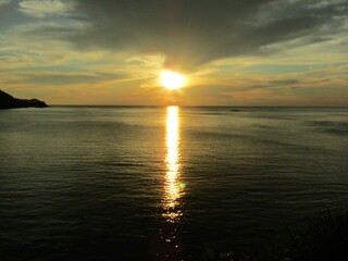 熊本県天草市牛深、日本の夕陽百選に選ばれた魚貫・黒石の美しく、幻想的な東シナ海の夕陽