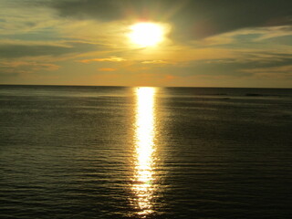 熊本県天草市牛深、日本の夕陽百選に選ばれた魚貫・黒石の美しく、幻想的な東シナ海の夕陽