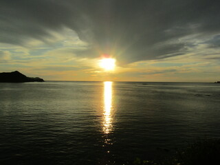 熊本県天草市牛深、日本の夕陽百選に選ばれた魚貫・黒石の美しく、幻想的な東シナ海の夕陽