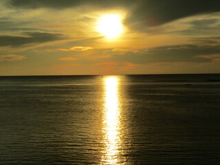 熊本県天草市牛深、日本の夕陽百選に選ばれた魚貫・黒石の美しく、幻想的な東シナ海の夕陽