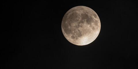 Fototapeta premium 夜空に輝く満月