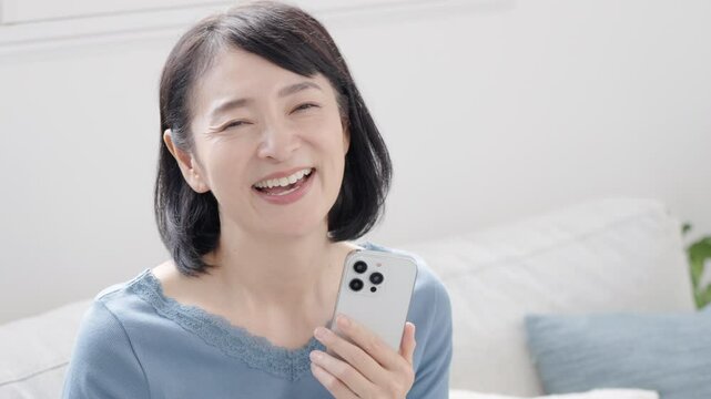 スマホを使うミドル女性