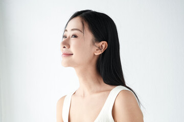 自然光で撮影をした若い女性のナチュラルなポートレート