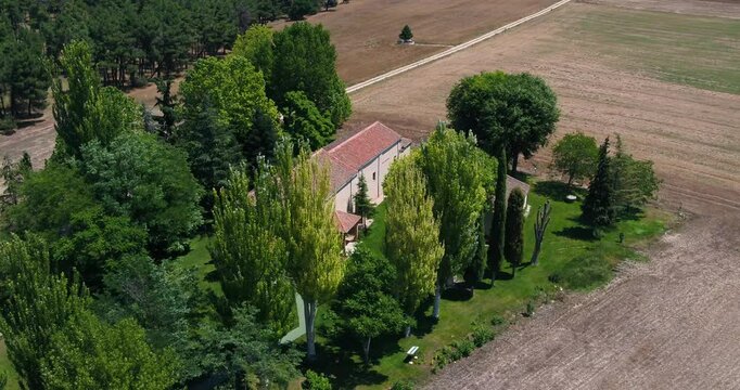 una vista A&eacute;reas de una ermita encantadora, destacando su ambiente sereno e hist&oacute;rico. Perfecto para proyectos centrados en la historia, la arquitectura, los lugares religiosos y los paisajes serenos.