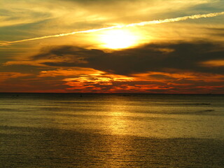 熊本県天草市牛深、日本の夕陽百選に選ばれた魚貫・黒石の美しく、幻想的な東シナ海の夕陽