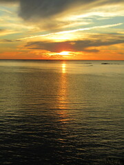 熊本県天草市牛深、日本の夕陽百選に選ばれた魚貫・黒石の美しく、幻想的な東シナ海の夕陽