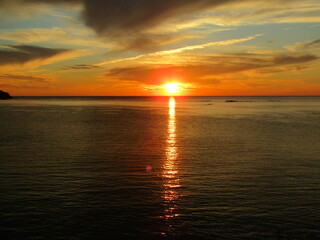 熊本県天草市牛深、日本の夕陽百選に選ばれた魚貫・黒石の美しく、幻想的な東シナ海の夕陽