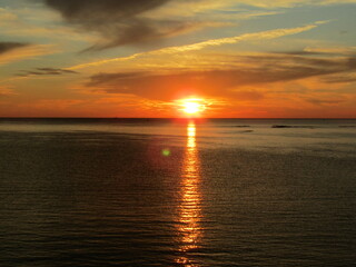 熊本県天草市牛深、日本の夕陽百選に選ばれた魚貫・黒石の美しく、幻想的な東シナ海の夕陽