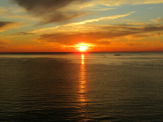 熊本県天草市牛深、日本の夕陽百選に選ばれた魚貫・黒石の美しく、幻想的な東シナ海の夕陽