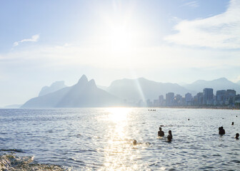 Fototapeta premium sunset in arpoador beach rio de janeiro