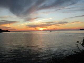 熊本県天草市牛深、日本の夕陽百選に選ばれた魚貫・黒石の美しく、幻想的な東シナ海の夕陽