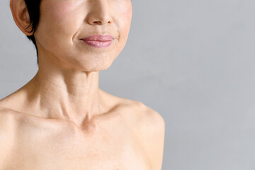 目を瞑る中年のアジア人女性のイメージ