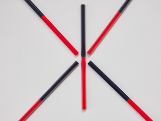 学生の丸付け赤青色鉛筆の様子