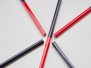 学生の丸付け赤青色鉛筆の様子