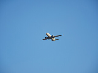 空の飛んでいる自衛隊の空中給油機の様子