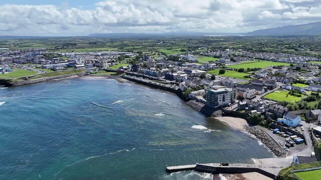 survol de la ville baln&eacute;aire de Bundoran au nord de Sligo en Irlande