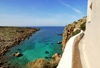 Fototapeta premium White terrace walkway above a beautiful bay in Greece