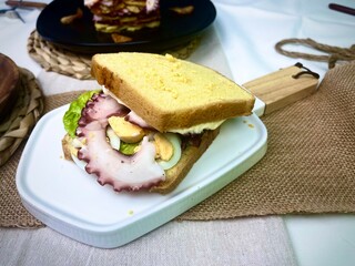 Sándwich de pulpo con lechuga y tomate seco