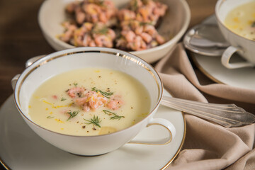 Ostfriesische Greetsieler Krabbensuppe mit Canapés, Nordseekrabben, Dill, Kartoffel, Lauch und...