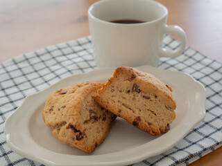 皿に盛ったチョコナッツスコーン
