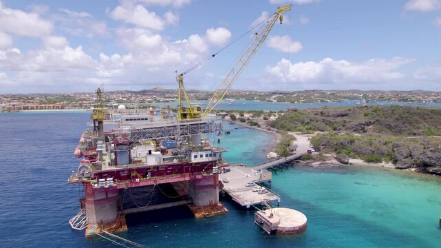 Caracas Bay, Cura&ccedil;ao, oil platform