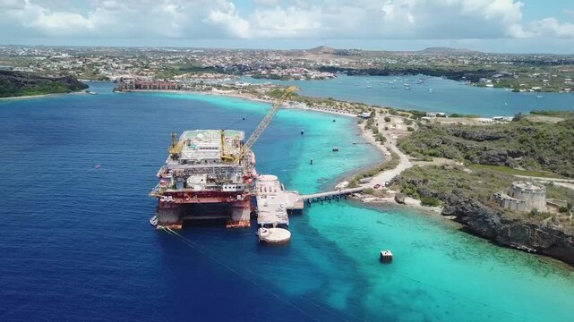 Caracas Bay, Cura&ccedil;ao, oil platform