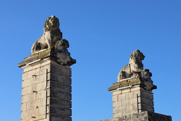 Vestiges de l'ancien pont de Trinquetaille,  pont ferroviaire sur le fleuve Rhône, aussi appelé pont de Lunel ou pont aux Lions, ville d'Arles, département des Bouches-du-Rhône, France