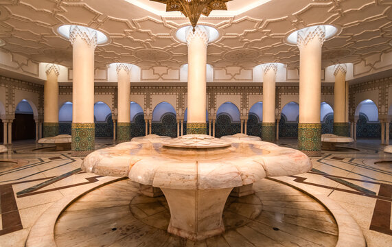 Casablanca, Maroc - 22 octobre 2024 : Salle des ablutions de la Mosqu&eacute;e Hassan 2 &agrave; Casablanca au Maroc.