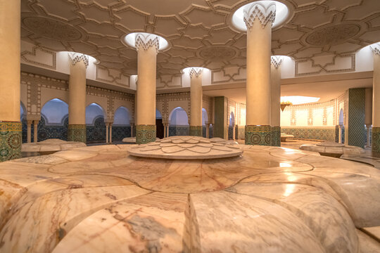 Casablanca, Maroc - 22 octobre 2024 : Salle des ablutions de la Mosqu&eacute;e Hassan 2 &agrave; Casablanca au Maroc.