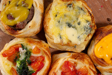 Comida de pizzería y roticería deliciosa y colorida: pizzas, empanadas, pollo al spiedo, canastitas, milanesa, tartas, papas fritas, carne, queso, lechuga, tomate, cebolla, verdeo, aceituna, huevo
